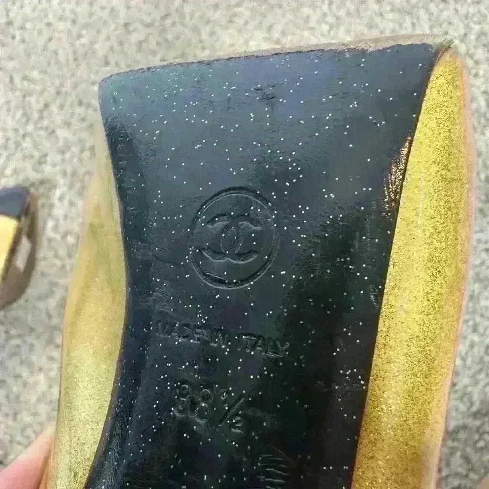 CHANEL Two-Tone Yellow and Black Heels - Picture 5 of 15